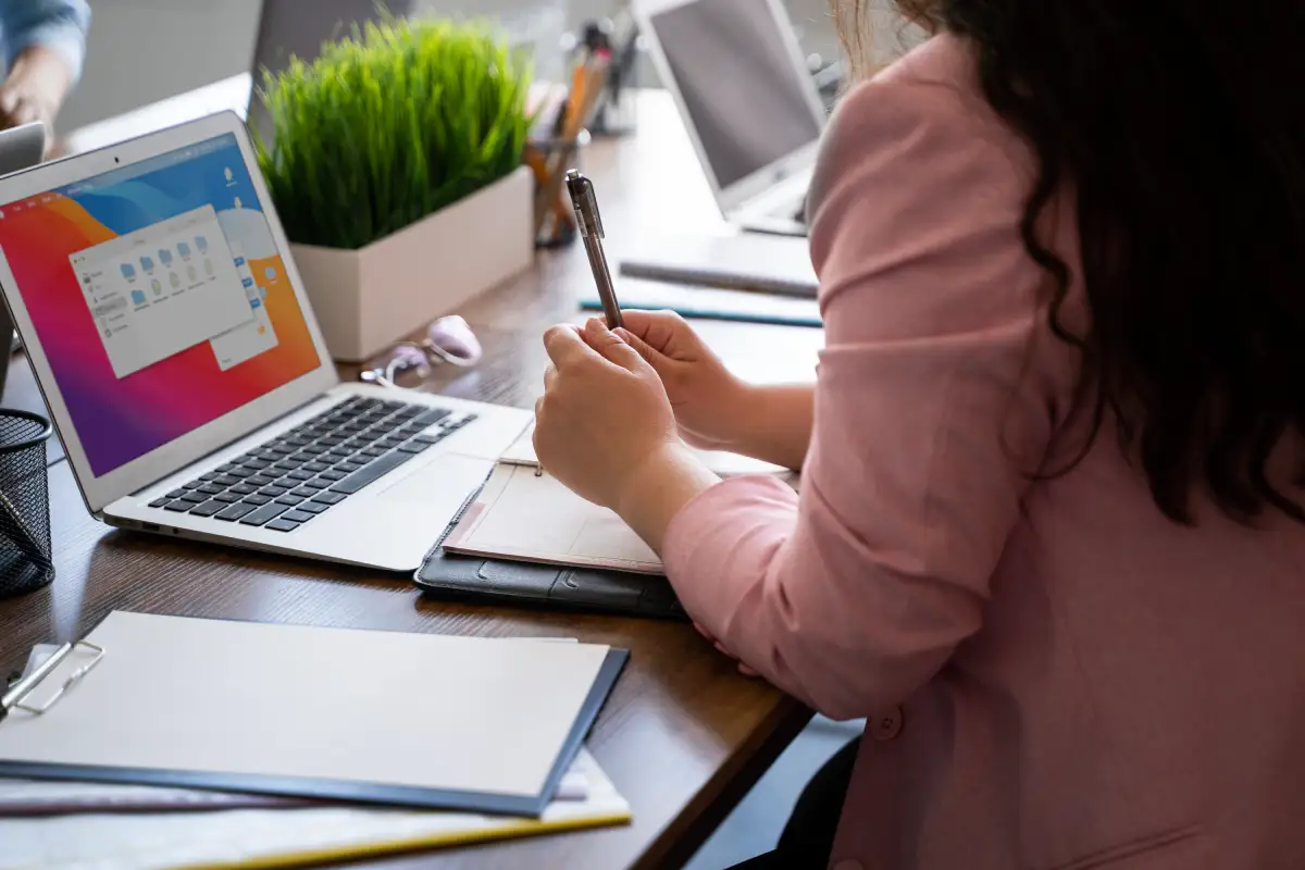 Profissional criando uma campanha de email marketing no computador